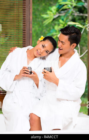 Asian couple indonésien de boire du thé en wellness spa Banque D'Images