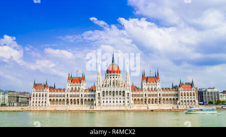 Budapest, Hongrie : le Parlement de Budapest vue sur le Danube Banque D'Images