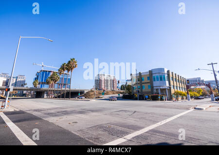 Novembre 25, 2018 San Jose / CA / USA - paysage urbain à proximité du centre-ville de San Jose, l'entrée de l'autoroute et la zone de la Petite Italie Banque D'Images