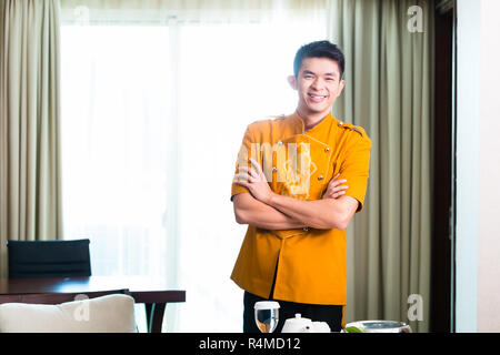 Service en chambre Chinoise Asiatique waiter serving food in hôtel suite Banque D'Images