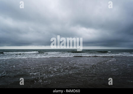 La mer sauvage sur un jour de pluie / gris Banque D'Images