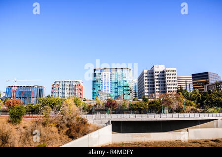 San Jose's centre-ville vu de la rive du fleuve Guadalupe sur une journée d'automne ensoleillée ; Silicon Valley, Californie Banque D'Images