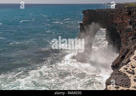 Hawaii Volcanoes National Park, New York - La mer Hōlei Arch. Banque D'Images