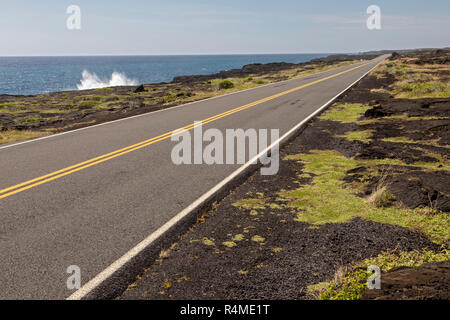 Hawaii Volcanoes National Park, New York - Chaîne de cratères Route à travers les champs de lave le long de la côte du Pacifique. Banque D'Images