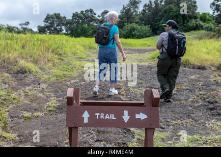 Hawaii Volcanoes National Park, New York - Un gardien de parc parle avec un visiteur au cours d'une randonnée. Banque D'Images