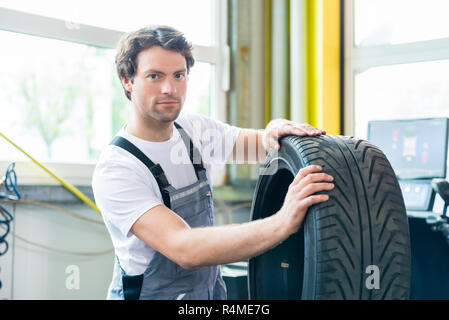 Mécanicien Auto pneu voiture changer en atelier Banque D'Images