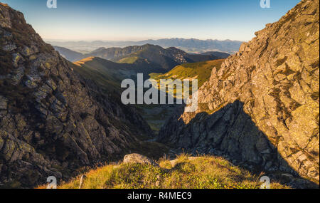 Paysage de montagne à la lumière de soleil couchant. vue depuis le mont Dumbier dans les Basses Tatras, en Slovaquie. West Tatras Arrière-plan. Banque D'Images