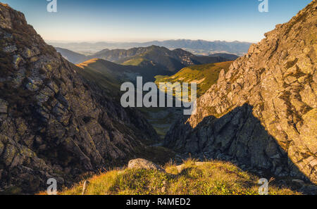 Paysage de montagne à la lumière de soleil couchant. vue depuis le mont Dumbier dans les Basses Tatras, en Slovaquie. West Tatras Arrière-plan. Banque D'Images