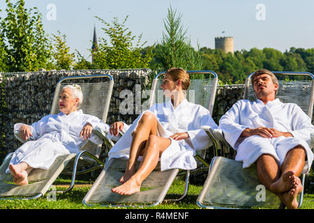 Les gens se détendre sur une aire de repos de sauna Banque D'Images