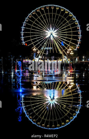 Le Nightshot de grande roue sur le marché de noël de Nice France Banque D'Images