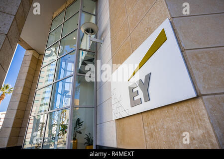 Novembre 25, 2018 San Jose / CA / USA - EY logo à côté de l'entrée de leurs bureaux dans le centre-ville de San Jose, South San Francisco bay sont Banque D'Images