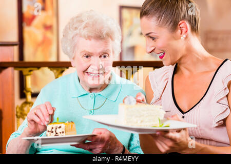 Senior woman et petite-fille du coffee in cafe Banque D'Images