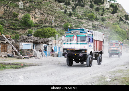 TATOPANI, NÉPAL - Mai 2015 : camions hors route de la conduite dans le village de montagne. Banque D'Images