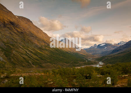 Incroyable de montagnes norvégiennes Banque D'Images