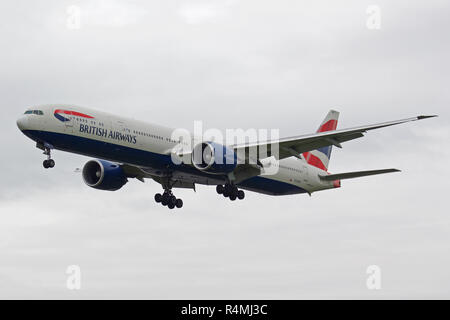 British Airways Boeing 777-36N G-STBE l'atterrissage à l'aéroport de Londres Heathrow Banque D'Images