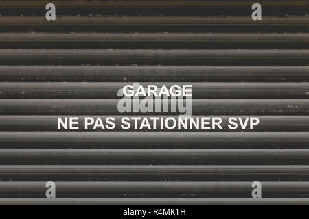 Porte de garage avec la mention en français n'ont pas de Garage Parking gratuit Banque D'Images