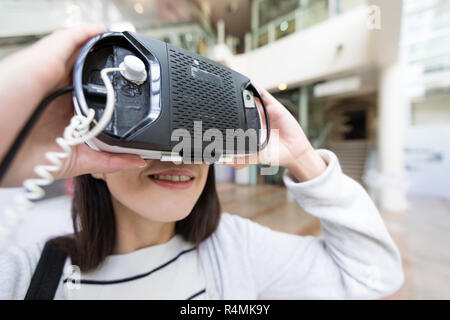 Femme essayant sur vr appareil dans museum Banque D'Images