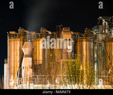 Usine chimique lumineux la nuit Banque D'Images