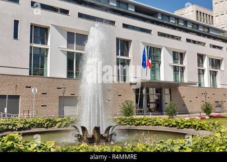 Fontaine en face de l'Ambassade de France dans le centre-ville de Berlin, Allemagne. Banque D'Images