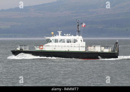 Clyde SD, un esprit Damen Stan Adjudication 1905 pilot cutter exploité par Serco Marine Services, passant au cours de l'exercice Joint Warrior Greenock 18-1. Banque D'Images