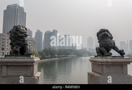 Détail de la sculpture du lion sur le pont sur la rivière Haihe à Tianjin Banque D'Images