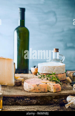 Fromage sur bois Banque D'Images