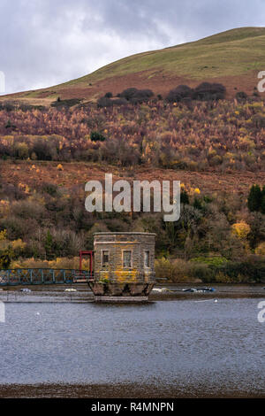 La tour de réservoir à Talybont réservoir dans le parc national de Brecon Beacons au cours de l'automne, Powys, Wales, UK Banque D'Images