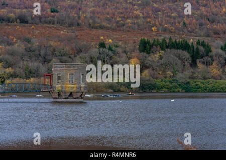 La tour de vanne du réservoir à Talybont Reservoir, dans le parc national de Brecon Beacons, à l'automne, à Powys, au sud du pays de Galles, au Royaume-Uni Banque D'Images