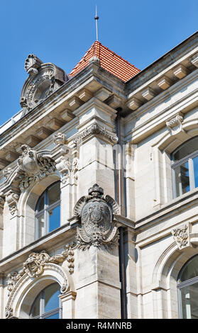 Vieux beau bâtiment extérieur avec armoiries dans Mitte, Berlin, Allemagne. Banque D'Images