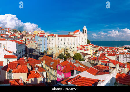 Un après-midi ensoleillé sur Alfama, Lisbonne, Portugal Banque D'Images