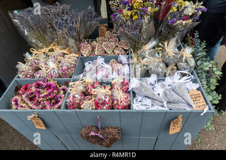 Produits parfumés à base de fleurs séchées à vendre au marché de Noël de Bath, Bath, Angleterre, Royaume-Uni Banque D'Images