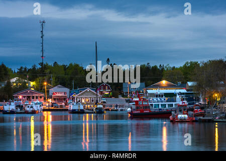 Port de Little Tub et ville de Tobermory, au crépuscule, connu sous le nom de 'l'eau douce Plongée sous-capitale du monde', de l'Ontario, Canada Banque D'Images