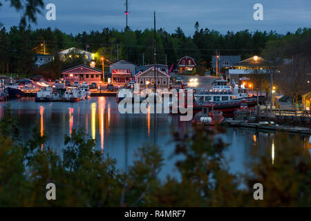 Port de Little Tub et ville de Tobermory, au crépuscule, connu sous le nom de 'l'eau douce Plongée sous-capitale du monde', de l'Ontario, Canada Banque D'Images