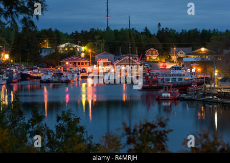 Port de Little Tub et ville de Tobermory, au crépuscule, connu sous le nom de 'l'eau douce Plongée sous-capitale du monde', de l'Ontario, Canada Banque D'Images