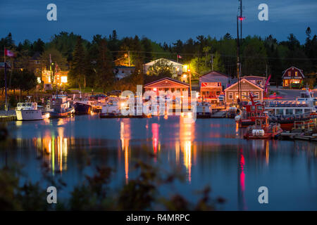 Port de Little Tub et ville de Tobermory, au crépuscule, connu sous le nom de 'l'eau douce Plongée sous-capitale du monde', de l'Ontario, Canada Banque D'Images