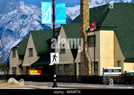 Une image de l'emblématique Gare Jasper avec des crêtes rocheuses en arrière-plan sur la rue principale de la ville de Jasper Al Banque D'Images