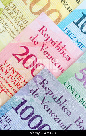 Bolivar Venezuela Billets - métaphore de l'hyperinflation dans l'économie vénézuélienne, où les billets sont presque sans valeur. Voir d'Addit. Note Banque D'Images