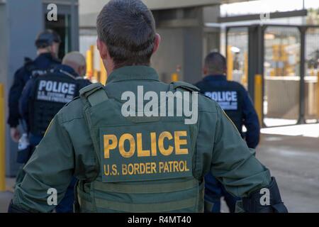 Le U.S. Customs and Border Patrol, agents fermé la frontière vers les États-Unis du Mexique à San Ysidro le passage à niveau après que les membres de la caravane des migrants ont tenté de franchir illégalement le 26 novembre 2018 à San Ysidro, en Californie. Banque D'Images