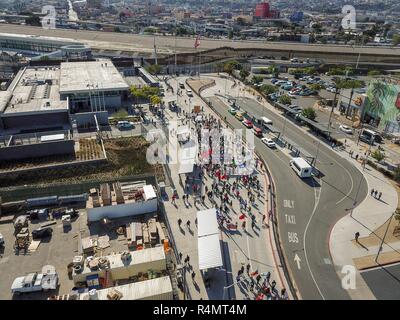 Les membres de la caravane migrants marche vers le San Ysidro border crossing comme ils ont tenté de franchir illégalement aux États-Unis le 26 novembre 2018 à San Ysidro, en Californie. Les agents frontaliers shutdown du croisement et ont répondu avec des gaz lacrymogènes pour disperser le groupe. Banque D'Images