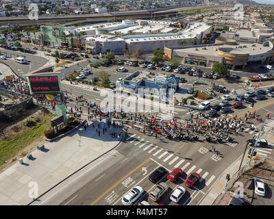 Les membres de la caravane migrants marche vers le San Ysidro border crossing comme ils ont tenté de franchir illégalement aux États-Unis le 26 novembre 2018 à San Ysidro, en Californie. Les agents frontaliers shutdown du croisement et ont répondu avec des gaz lacrymogènes pour disperser le groupe. Banque D'Images