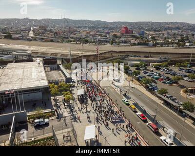 Les membres de la caravane migrants marche vers le San Ysidro border crossing comme ils ont tenté de franchir illégalement aux États-Unis le 26 novembre 2018 à San Ysidro, en Californie. Les agents frontaliers shutdown du croisement et ont répondu avec des gaz lacrymogènes pour disperser le groupe. Banque D'Images