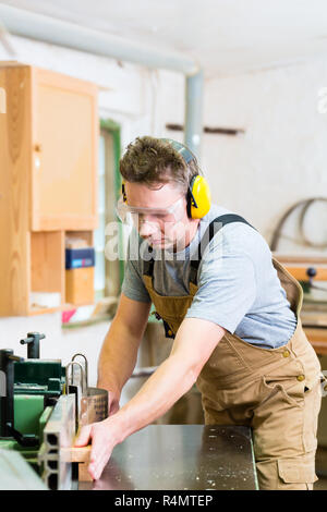 Carpenter using electric saw en menuiserie Banque D'Images