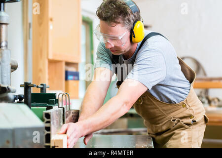 Carpenter using electric saw en menuiserie Banque D'Images