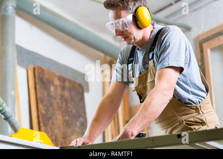 Carpenter using electric saw en menuiserie Banque D'Images