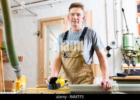 Carpenter using electric saw en menuiserie Banque D'Images