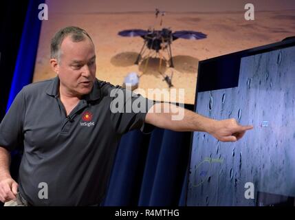 Tom Hoffman, InSight Gestionnaire de projet, la NASA JPL, parle de Mars InSight lors d'une réunion d'information sur les médias sociaux à l'intérieur de la zone de soutien de mission du Jet Propulsion Laboratory, 25 novembre 2018 à Pasadena, en Californie. InSight, un Mars Lander est conçu pour étudier l'espace intérieur de Mars et devrait se poser sur la planète rouge le 26 novembre. Banque D'Images