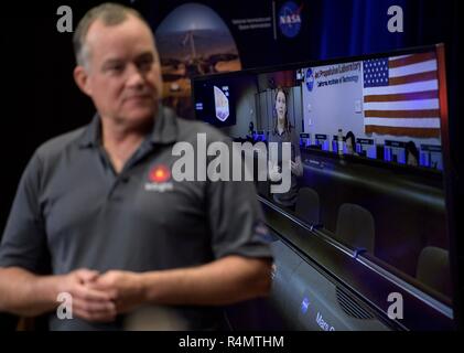 Tom Hoffman, InSight Gestionnaire de projet, la NASA JPL, parle de Mars InSight lors d'une réunion d'information sur les médias sociaux à l'intérieur de la zone de soutien de mission du Jet Propulsion Laboratory, 25 novembre 2018 à Pasadena, en Californie. InSight, un Mars Lander est conçu pour étudier l'espace intérieur de Mars et devrait se poser sur la planète rouge le 26 novembre. Banque D'Images