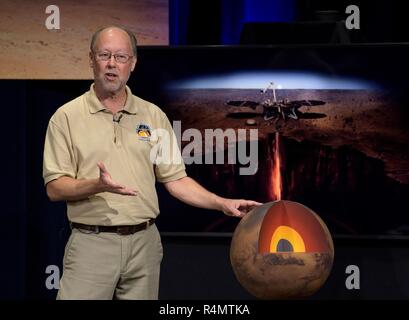 Bruce Banerdt InSight, chercheur principal, la NASA JPL, parle de la sonde Mars InSight lors d'une réunion d'information sur les médias sociaux à l'intérieur de la zone de soutien de mission du Jet Propulsion Laboratory, 25 novembre 2018 à Pasadena, en Californie. InSight, un Mars Lander est conçu pour étudier l'espace intérieur de Mars et devrait se poser sur la planète rouge le 26 novembre. Banque D'Images
