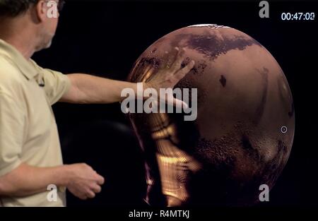 Bruce Banerdt InSight, chercheur principal, la NASA JPL, parle de la sonde Mars InSight lors d'une réunion d'information sur les médias sociaux à l'intérieur de la zone de soutien de mission du Jet Propulsion Laboratory, 25 novembre 2018 à Pasadena, en Californie. InSight, un Mars Lander est conçu pour étudier l'espace intérieur de Mars et devrait se poser sur la planète rouge le 26 novembre. Banque D'Images