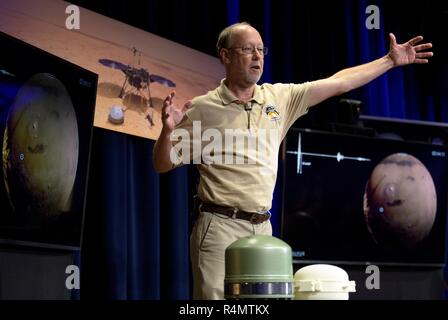 Bruce Banerdt InSight, chercheur principal, la NASA JPL, parle de la sonde Mars InSight lors d'une réunion d'information sur les médias sociaux à l'intérieur de la zone de soutien de mission du Jet Propulsion Laboratory, 25 novembre 2018 à Pasadena, en Californie. InSight, un Mars Lander est conçu pour étudier l'espace intérieur de Mars et devrait se poser sur la planète rouge le 26 novembre. Banque D'Images